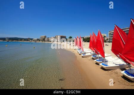 Francia Var Corniche des Maures Le Lavandou spiaggia scuola di vela Foto Stock