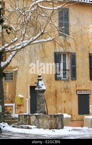 Francia Var Tourtour denominata Les Plus Beaux Villages de France (i più bei villaggi di Francia) fontana Foto Stock