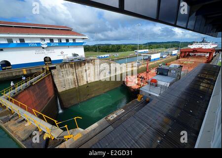 Panama Colon provincia Panama Canal serrature Gatun muli meccanici o locomotive elettriche di guida di un cargo Panamax tra pareti di bloccaggio Foto Stock