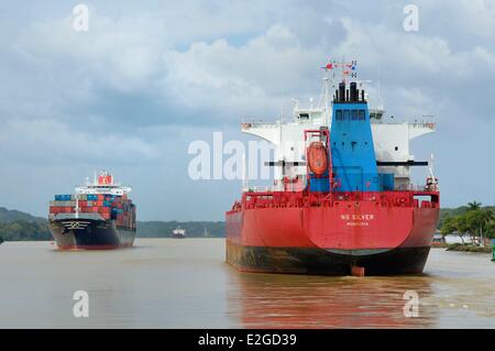 Panama Panama Canal a Gamboa coreano contenitore Panamax cargo Foto Stock