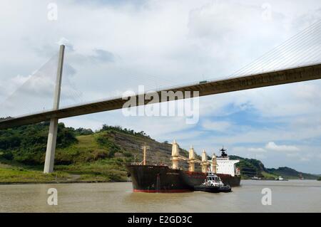 Panama Panama Canal Panamax cargo e Centennal ponte (puente Centenario) spanning Canal Foto Stock