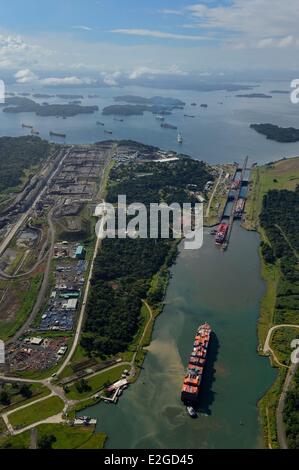 Panama Colon provincia Panama Canal Panamax passando cargo Gatun blocca la costruzione di nuove serrature sulla sinistra e il Lago di Gatun in background (vista aerea) Foto Stock