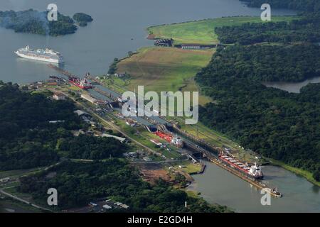Panama Colon provincia Panama Canal serrature Gatun Panamax cargo blocca il passaggio di una nave da crociera sul Lago di Gatun in background (vista aerea) Foto Stock