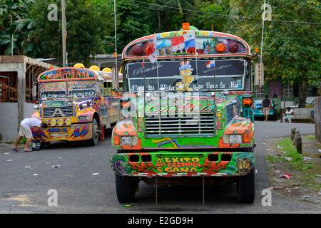 Panama Colon provincia Portobelo autobus chiamato Diablo Rojo (Red Devil) coperta con vistose dipinti Foto Stock