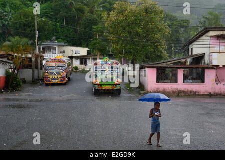 Panama Colon provincia Portobelo autobus chiamato Diablo Rojo (Red Devil) coperta con vistose dipinti Foto Stock