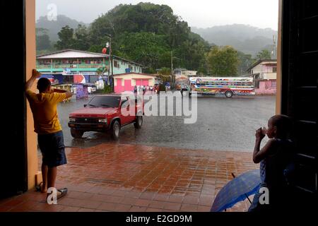 Panama Colon provincia Portobelo autobus chiamato Diablo Rojo (Red Devil) coperta con vistose dipinti Foto Stock