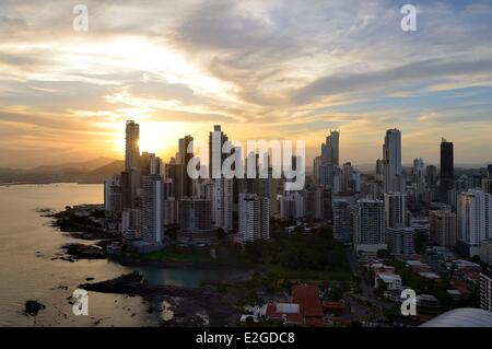 Panama Panama City waterfront grattacieli di Punta Paitillia quartiere al tramonto Foto Stock