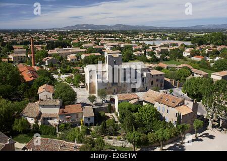 Francia Vaucluse Pernes Les Fontaines Notre Dame de Nazareth chiesa Torre dell Orologio Foto Stock