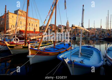 Francia Var Sanary sur Mer harbour con la sua shaRM-E secondo hotel della torre e la torre romanica (secolo XIII) mappa che ora ospita il Museo Federico Dumas dedicata all'archeologia subacquea Foto Stock