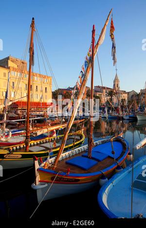 Francia Var Sanary sur Mer harbour con la sua shaRM-E secondo hotel della torre e la torre romanica (secolo XIII) mappa che ora ospita il Museo Federico Dumas dedicata all'archeologia subacquea Foto Stock