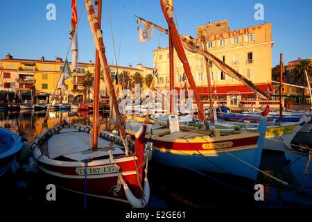 Francia Var Sanary sur Mer harbour con la sua shaRM-E secondo hotel della torre e la torre romanica (secolo XIII) mappa che ora ospita il Museo Federico Dumas dedicata all'archeologia subacquea Foto Stock