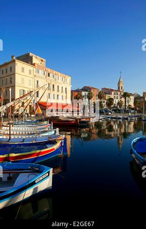 Francia Var Sanary sur Mer harbour con la sua shaRM-E secondo hotel della torre e la torre romanica (secolo XIII) mappa che ora ospita il Museo Federico Dumas dedicata all'archeologia subacquea Foto Stock