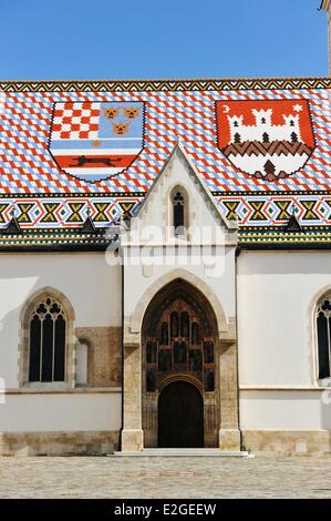 Croazia Zagabria città vecchia Gradec distretto XIII e XIV secolo San Marco Chiesa Croazia bracci sul tetto policromo con piastrelle smaltate a destra Foto Stock