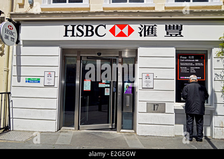 Esterno della banca HSBC, Chinatown, West End, la City of Westminster, Londra, Inghilterra, Regno Unito Foto Stock