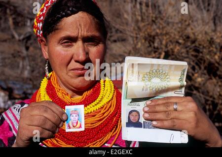 Il Pakistan Khyber Pakhtunkhwa Kalash valli Kalash donna mostrando il suo obbligo di passaporto per essere fotografato velato per ottenerlo e accontentarsi di una notifica di " altre " in corrispondenza della linea di religione sui passaporti della Repubblica islamica del Pakistan Foto Stock