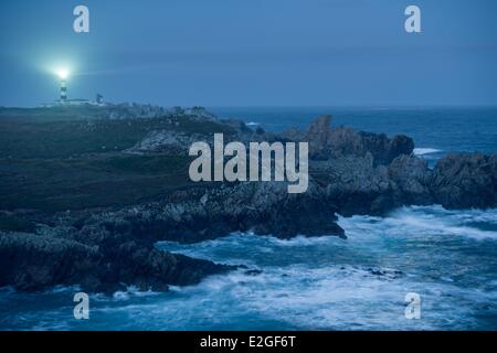 Francia Finisterre isola di Ouessant costa nord dell isola e faro Creac'h Foto Stock