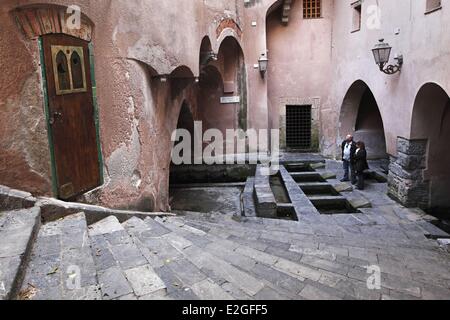 Sicilia Italia Cefalù medievale casa di lavaggio Foto Stock