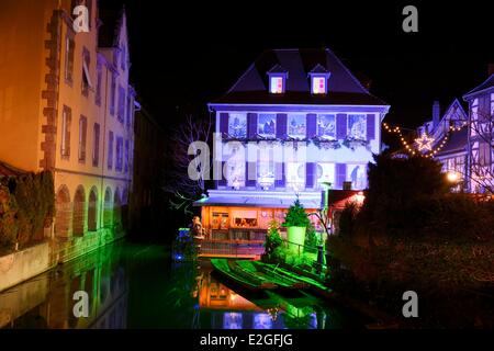 Francia Haut Rhin Colmar quartiere di Petite Venise barche sul fiume Lauch luminarie di Natale Foto Stock