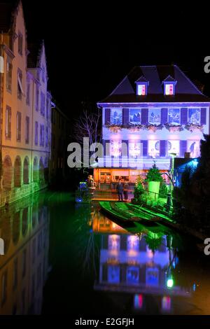 Francia Haut Rhin Colmar quartiere di Petite Venise barche sul fiume Lauch luminarie di Natale Foto Stock