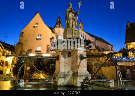 Francia Haut Rhin Eguisheim etichettati Les Plus Beaux Villages de France (i più bei villaggi di Francia) Place du Chateau Saint Leon fontana luci di Natale Foto Stock