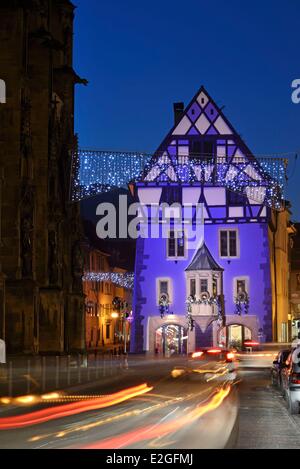 Francia Haut Rhin Thann legno casa ufficio turistico del Pays de Thann oriel con 3 lati datred xvi secolo le luci di Natale Foto Stock