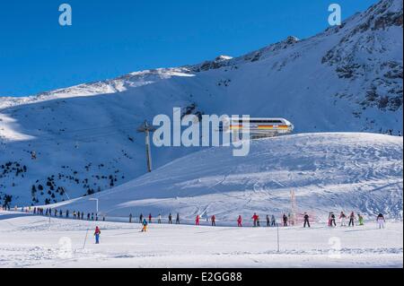 Francia Savoie massiccio della Vanoise valle della Haute Tarentaise Les Arcs parte di Paradiski area con oltre 425 km di piste da sci della seggiovia Marmotte Foto Stock