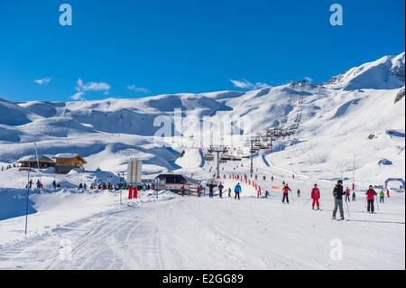 Francia Savoie massiccio della Vanoise valle della Haute Tarentaise Les Arcs parte di Paradiski area con oltre 425 km di piste da sci colle della Chal in background Foto Stock