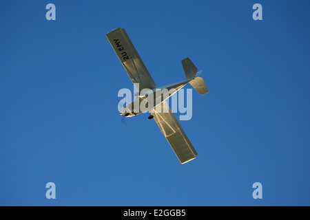 Velivolo ultraleggero isolata contro un cielo blu Foto Stock