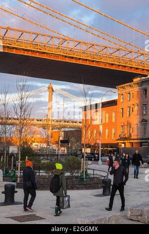 Stati Uniti New York Brooklyn Dumbo district Fulton Ferry Landing ponte di Brooklyn e Manhattan Bridge in background Foto Stock