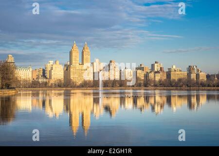 Stati Uniti New York Manhattan Central Park Jacqueline Kennedy Onassis serbatoio e San Remo Appartamenti Foto Stock