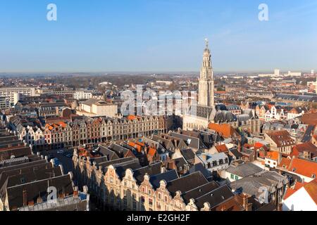 Francia Pas de Calais Arras Place des Heros Town Hall e rabboccato con i suoi 77 metri belfry elencati come patrimonio mondiale dall' UNESCO (vista aerea) Foto Stock