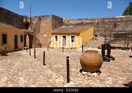 Il Portogallo Algarve castello di Castro Marim parte del restaurato dipendenze interne lungo mantenere le pareti Foto Stock