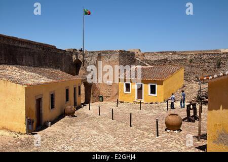 Il Portogallo Algarve castello di Castro Marim parte del restaurato dipendenze interne lungo mantenere le pareti Foto Stock