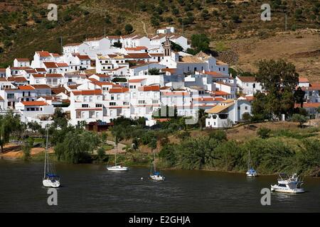 Spagna Andalusia provincia di Huelva Sanlucar De Guadiana village visto Alcoutim Foto Stock