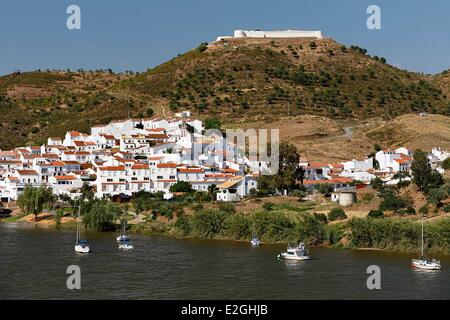 Spagna Andalusia provincia di Huelva Sanlucar De Guadiana village e San Marcos castello visto Alcoutim Foto Stock