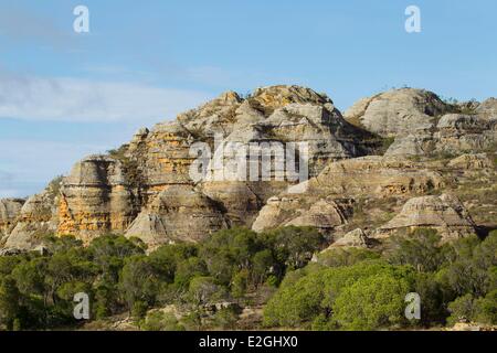 Madagascar Isalo National Park caratteristico paesaggio del massiccio di arenaria selvaggiamente erose dal vento e pioggia Foto Stock