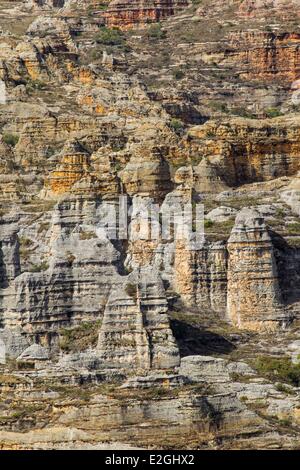 Madagascar Isalo National Park caratteristico paesaggio del massiccio di arenaria selvaggiamente erose dal vento e pioggia Foto Stock