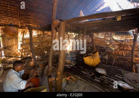 Madagascar Loky-Manambato area protetta Daraina Sahaka lago pescatore pesci di essiccazione appena catturati Foto Stock