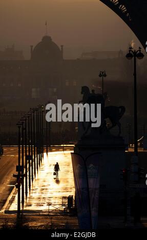 Francia Paris silhouet sul Pont d'Iena accanto alla Torre Eiffel Foto Stock