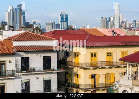 Panama Panama City Historic District elencati come patrimonio mondiale dall' UNESCO Casco Viejo quartiere Barrio San Felipe Plaza Herrera e moderna città viste di sfondo terrazza di Panamericana Hostel Foto Stock