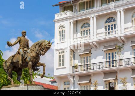 Panama Panama City Historic District elencati come patrimonio mondiale dall' UNESCO Casco Viejo quartiere Barrio San Felipe Plaza Herrera la statua equestre del generale Tomßs Herrera e di commercio americana Hotel (Ace Hotel) alloggiata nella ex succursalle di National City bank Foto Stock