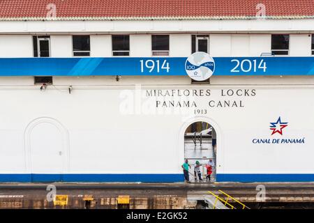 Panama Panama Canal Miraflores Locks uno di tre lucchetti sul Canal Grande e con un'elevazione di 16,5 metri e achevee 1913 Foto Stock