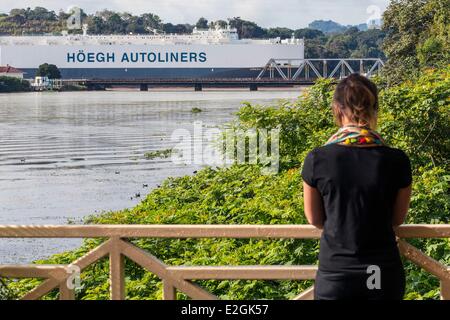 Panama Gamboa roll-on/roll-off Hoegh Autoliners specializzata nel trasporto di veicoli sul Canale di Panama presso il Lago di Gatun e la foce del Fiume Chagres e lungo la ferrovia messo in funzione nel 1855 e gestito da Panama Panama Canal Railway Company Foto Stock