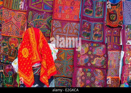 Panama San Blas arcipelago abitato e amministrato da Kuna popolazione indiana (55000 persone) Guna Yala Kuna indiano (Cuna) vendita molas Foto Stock