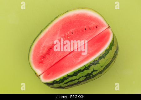 Water melon affettato aperto sul verde lime tagliere Foto Stock