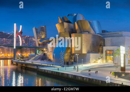 Spagna Paesi Baschi Regione provincia di Vizcaya Bilbao Guggenheim Museum dall' architetto Frank Gehry e Salve ponte con archi Les Rouges artpiece dall artista francese Daniel Buren Foto Stock