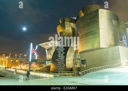 Spagna Paesi Baschi Regione provincia di Vizcaya Bilbao Guggenheim Museum dall' architetto Frank Gehry e Salve ponte con archi Les Rouges artpiece dall artista francese Daniel Buren Foto Stock