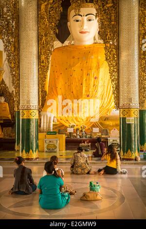 Myanmar (Birmania) divisione di Yangon Yangon Shwedagon pagoda pellegrini in preghiera di fronte Chan-Tar-Gyi immagine del Buddha Foto Stock