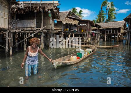 Papua Nuova Guinea nuova isola Gran Bretagna West New Britain provincia distretto Talasea Kimbe area villaggio Kapo uomo su una canoa Foto Stock