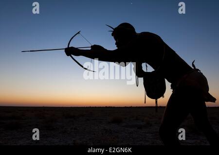 Il Botswana Central Kalahari Game Reserve pianure del Kalahari Camp Wilderness Safari Lodge educational a piedi con i Boscimani prua dimostrazione di caccia Foto Stock
